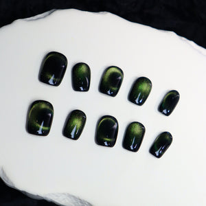  Green cat-eye round nails with magnetic shimmer.